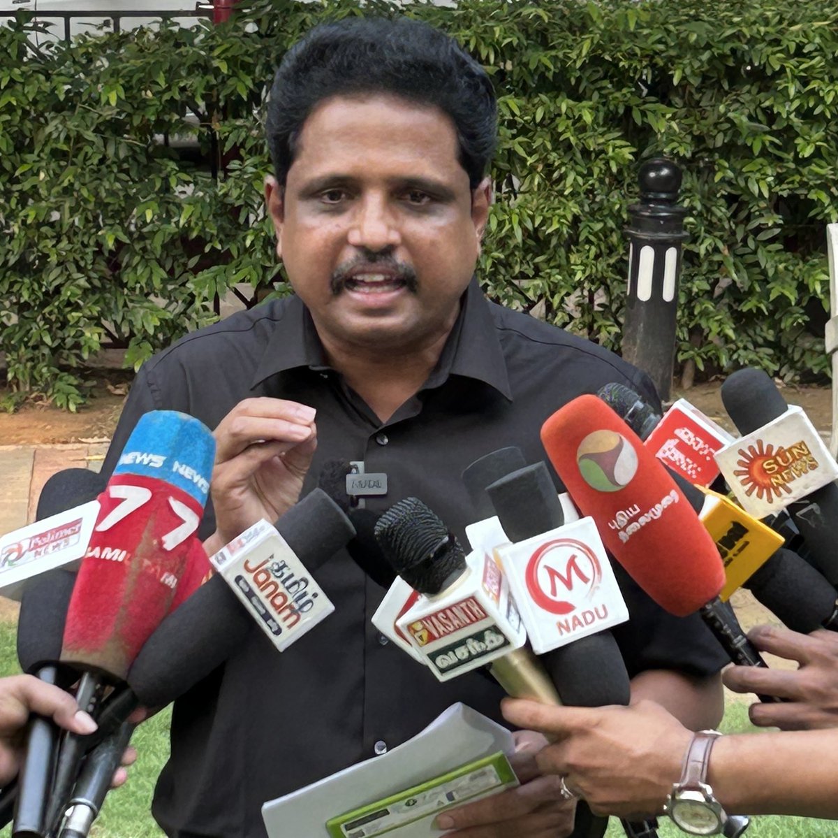 முதல் வெற்றி;

நகைக்கடன் விதிமுறைகள்;

ரிசர்வ் வங்கிக்கு அறிவுறுத்திய நிதியமைச்சருக்கு நன்றி.

மாண்புமிகு நிதியமைச்சர் நிர்மலா சீதாராமன் அவர்களை நேரில் சந்தித்து ரிசர்வ் வங்கியின் புதிய நகைக் கடன் நகல் விதிமுறைகள் கோடானுகோடி எளிய, நடுத்தர மக்களின் வாழ்வில் பேரிடியாக