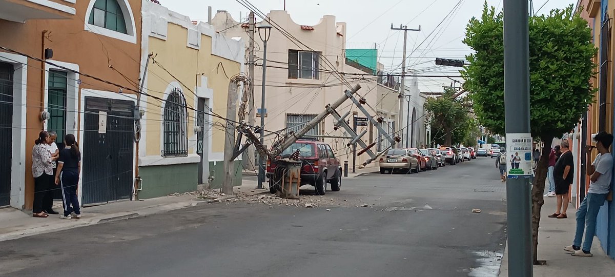 jcvm_75's tweet photo. Sobre Manuel Acuña y Mariano Bárcenas cayó un poste en mal estado. Sobre misma Manuel Acuña, pero a una cuadra, cruce con Mezquitán, hay otro poste que no tarda en caer. Toma nota @CFE_Contigo @CFEmx . @Trafico_ZMG @Metropoli1150 https://t.co/zHxARENkqS