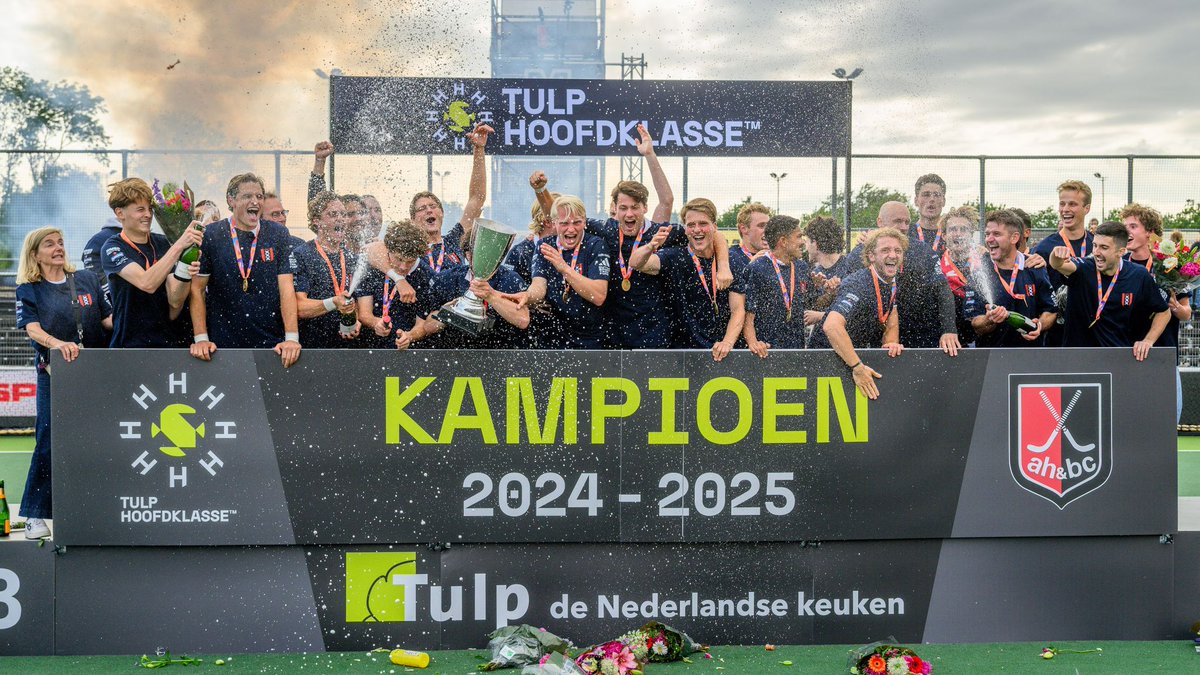 sportslins's tweet photo. 🏆 Kampioen van Nederland! 🏑

Onze collega Siem Schoenaker is met Amsterdam Heren 1 landskampioen hockey geworden — na een bloedstollende finale én shoot-outs in de beslissende wedstrijd.

Wat een prestatie! We zijn mega trots op je, Siem! 

#kampioen #hockey #trots #teamwork #amsterdam