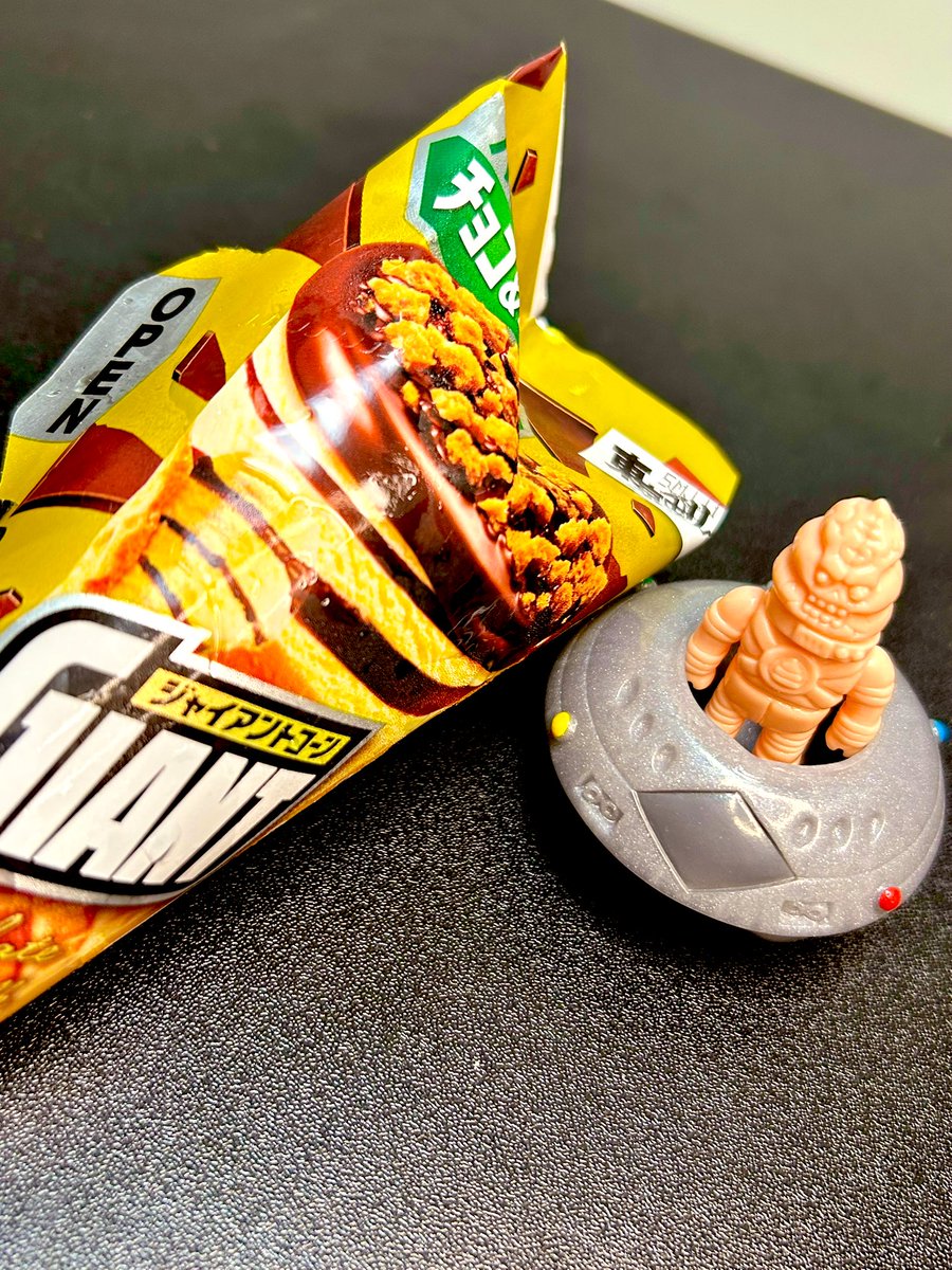 yuyurhead's tweet photo. 関東はあいにくの雨模様。どんよりしてるけど平常心でいこう。
それはそうとジャイアントコーン久しぶりに食べたけど、やっぱり美味しいね😋🍨

#ジャイアントコーン #ソリャソーサー #ゴッコ堂 #goccodo #リアルヘッド #REALHEAD #RHAD #realxhead #真頭玩具 #真頭不滅 https://t.co/l5oRo7pwVl