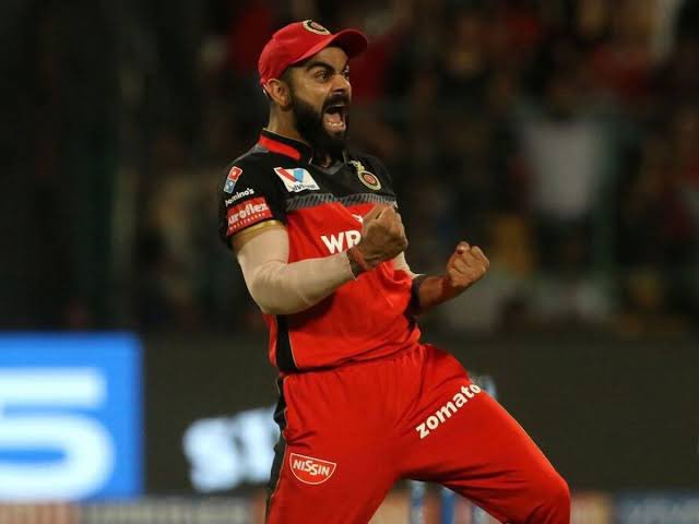 shuhamsaurabhn's tweet photo. थ्रेड २ 

ये इकलौता मौक़ा नहीं था जब विराट कोहली ने किसी भारतीय 🇮🇳खिलाड़ी को नीचा दिखाया हो ये पूरे आईपीएल  में  देखा गया है ।।

मुंबई इंडियंस के ख़िलाफ़ मैच जीतने के बाद ड्रेसिंग रूम में बैठे हार्दिक और रोहित के तरफ़ इशारा कर aggressive सेलिब्रेशन करना हो या ,

पंजाब के ख़िलाफ़ league मैच जीत कर Shreyas Iyer के तरफ़ घिनौना इशारा करना हो ।।

कोई भी इंडियन प्लेयर आउट हो तो जाके उसको कुछ उल्टा सीधा बोलना हो , 
या कोई इंडियन बॉलर अच्छी bowling कर दे तो उसको आँख दिखाना हो ।।

ये मैंने बाक़ी किसी बड़े भारतीय खिलाड़ी के ओर से अभी तक एनएचआई देखा है , खैर भगवान इसका हिसाब हर साल ipl फाइनल में कर देते है ।

उम्मीद 🤞 है भगवान इस बार भी किसी के घमंड को चूर चूर कर देंगे ।।