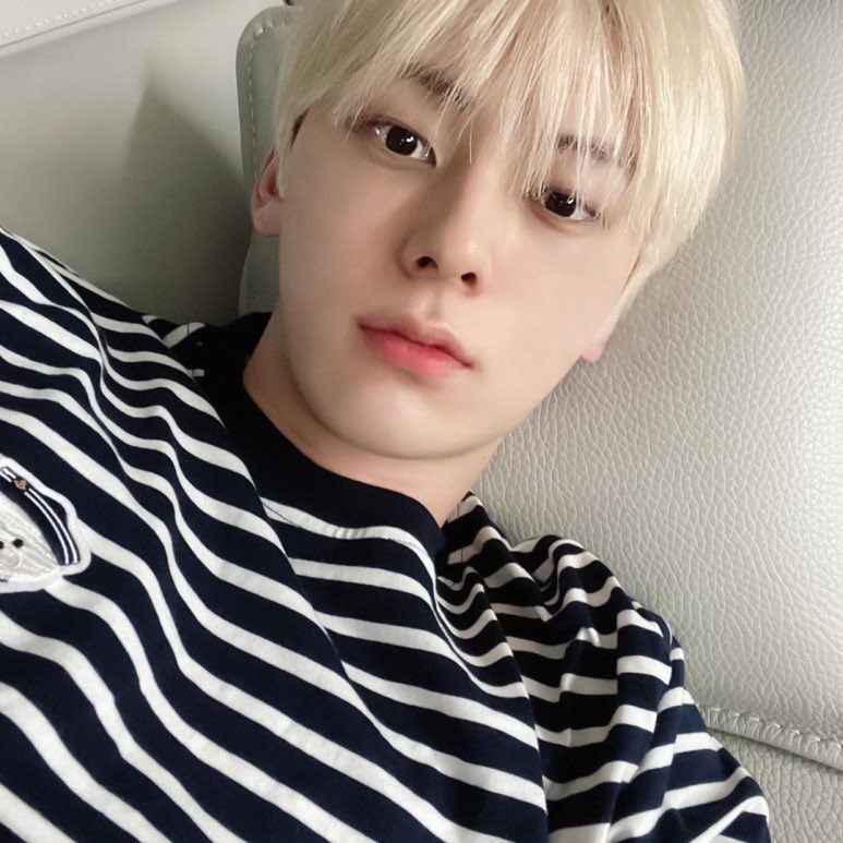 민현 손민수 여름향수 추천해달라구 하셔서 써보는 글 💛
민현이가 17년에 썼던 향수고 요즘은 이런 시트러스 계열보다 우디향을 즐기는 거 같지만!!
황도들이 손민수하기 좋은 향이에요! 
상큼한 금귤 향+자스민+화이트머스크까지 실패없을 향이고 이미지는 백금발 민현이 떠올려주시면 딱맞아요 🌼