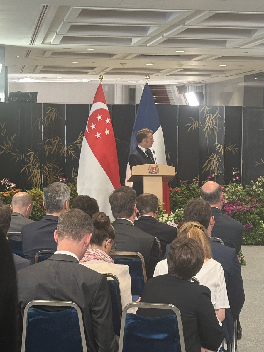 Sehla Bougriou (@sehlabougriou) on Twitter photo A Singapour, Emmanuel Macron ne ferme pas la porte à des sanctions contre Israel si l’aide humanitaire reste bloquée. 
 Reconnaitre la Palestine (sous conditions) n’est pas seulement un « devoir moral » c’est une « exigence politique » ajoute le chef de l’Etat <a href="/TF1Info/">TF1Info</a> A Singapour, Emmanuel Macron ne ferme pas la porte à des sanctions contre Israel si l’aide humanitaire reste bloquée. 
 Reconnaitre la Palestine (sous conditions) n’est pas seulement un « devoir moral » c’est une « exigence politique » ajoute le chef de l’Etat <a href="/TF1Info/">TF1Info</a>