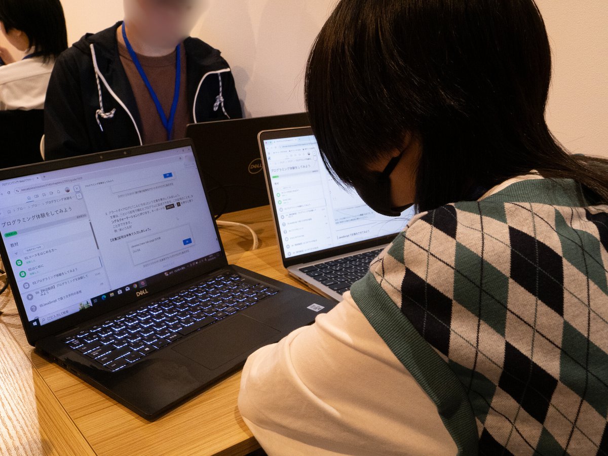 npo_clack's tweet image. 春季TechRunwayがスタート！💻
初日は緊張していた高校生たちも、Day4にはプログラミング学習にも慣れ、笑顔でメンターとの会話も✨
「TRにいると時間が溶けていく」そんな声が出るほど夢中で学ぶ姿が印象的でした🌸
#TechRunway #プログラミング学習 #高校生  #AI教育