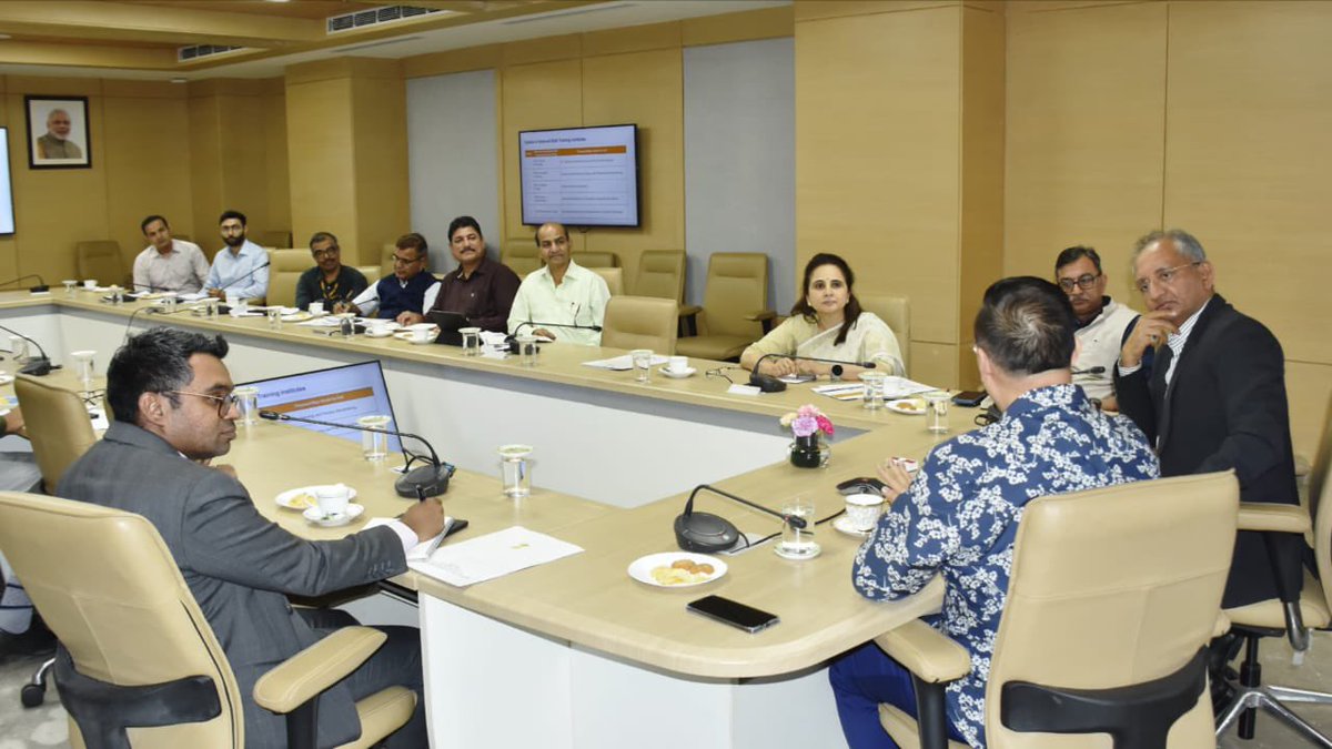SGinIndia's tweet photo. Glad to meet @MSDESkillIndia Secretary Tiwari to discuss Singapore's involvement in the National Centres of Excellence. Singapore has been a longtime supporter of skilling in India and is always keen to do more - HC Wong

#SkillIndia #YouthEmpowerment https://t.co/7WZadS57yI