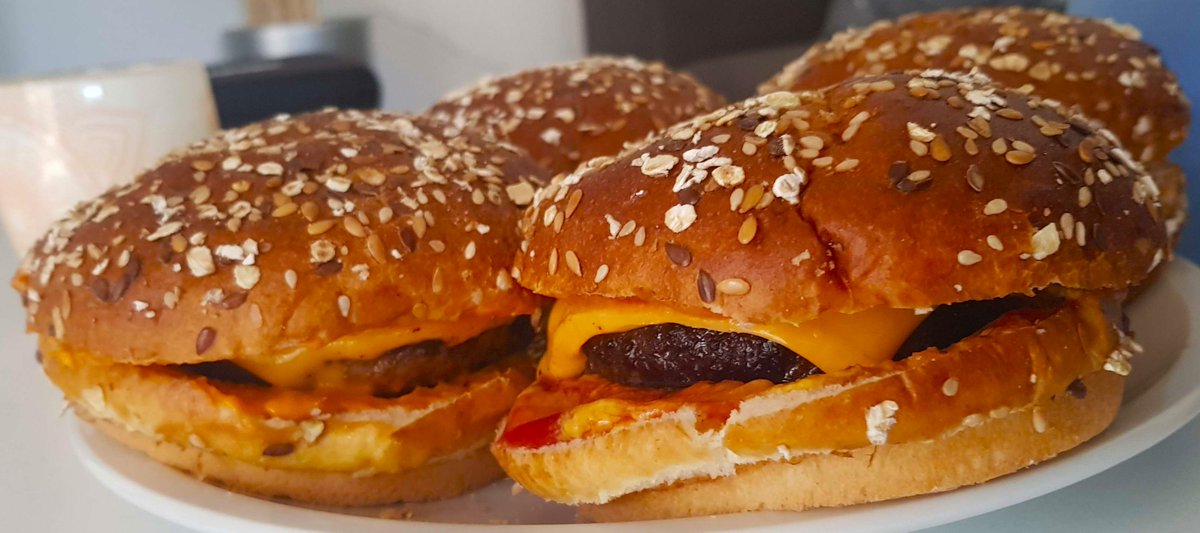 Borga :3
Dieses Mal mit Laugen-Briochen-Buns
Ehrlich gesagt passt der herbe Geschmack nicht wirklich und die Brötchen waren mir einfach zu weich. Aber alles andere dafür geil!