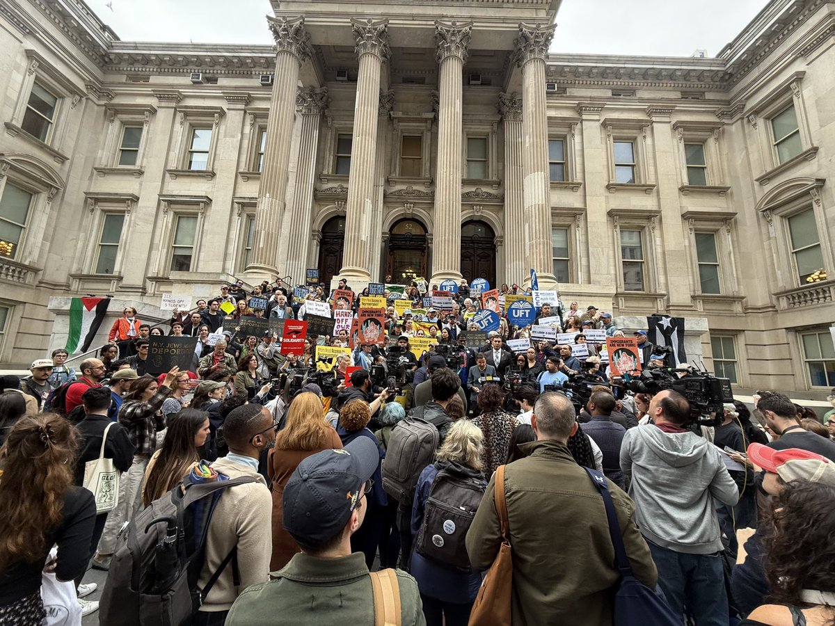 JFREJNYC's tweet image. We rallied earlier this evening with our fellow New Yorkers to say: no one should be disappeared, separated from their loved ones, and denied legal support for ANY reason — especially not as a consequence for following the law. #FreeDylan #FreeThemAll @thenyic