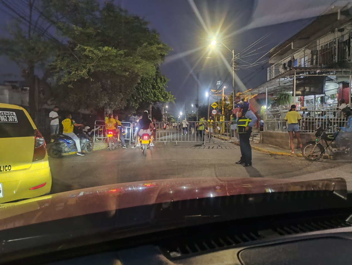dilezuor's tweet photo. @dumek_turbay  @AlcaldiaCTG muy bueno que el Real avance, pero no es justo que colapse la movilidad del sector, pesima idea que el datt cierre calles contiguas al estadio. Debe diseñarse un plan de movilidad. https://t.co/zhuSgjBBej