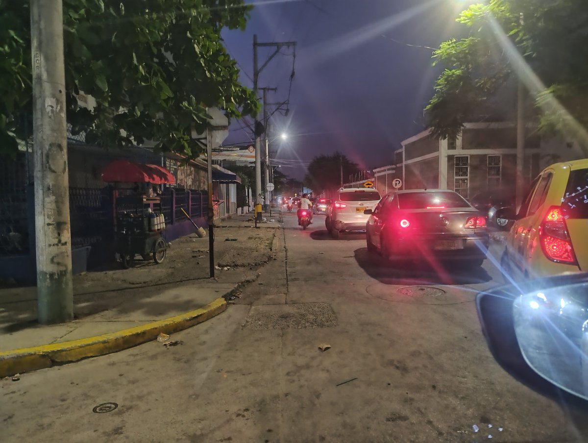 dilezuor's tweet photo. @dumek_turbay  @AlcaldiaCTG muy bueno que el Real avance, pero no es justo que colapse la movilidad del sector, pesima idea que el datt cierre calles contiguas al estadio. Debe diseñarse un plan de movilidad. https://t.co/zhuSgjBBej