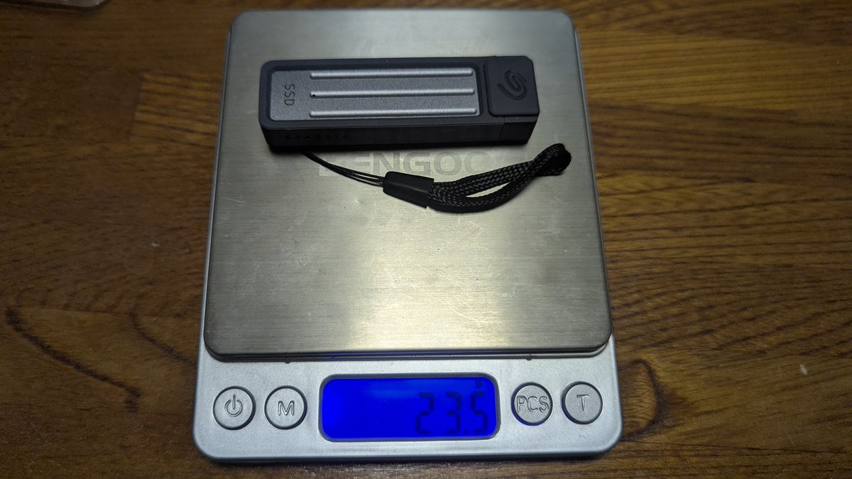 Purio_Kurata's tweet photo. 当選した #Seagate の
#UltraCompact 1TB #SSD が到着！
なくさないギリギリぐらいの小ささと
実測23.5gで
持ち歩きにもピッタリ😆
外装は基本金属で放熱
シリコンケースで耐衝撃って感じで安心感あるし
速度はもちろん理論値近くまでしっかり出てて
HDDのイメージが強かったけどSSDも良い感じ✨ https://t.co/3jWI61bW9o