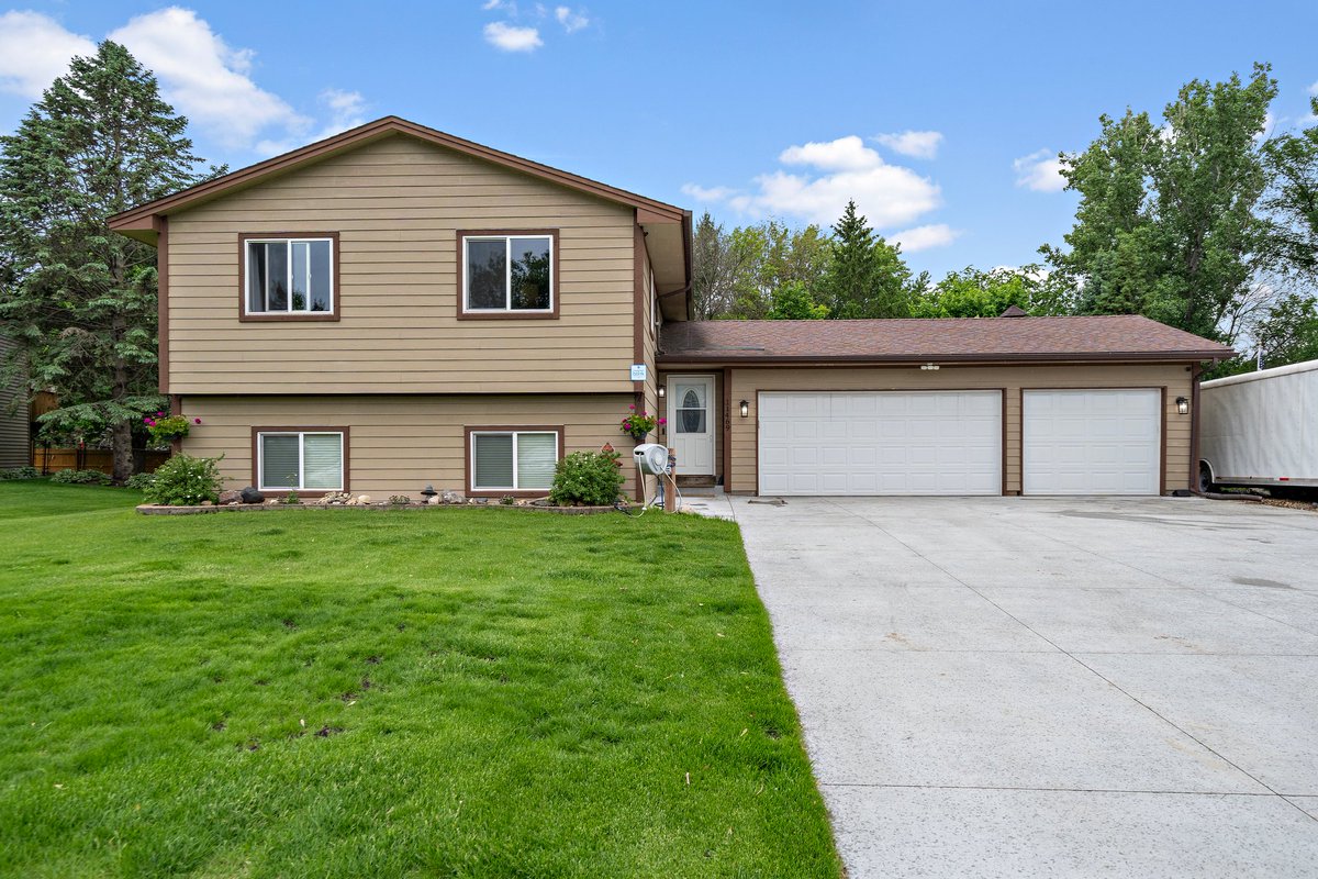 ChrisFritchTeam's tweet photo. For Sale in #Champlin 3 bed, 2 bath, 3 stall garage. Call us at 763-746-3997 for more info! https://t.co/8XUtaEcD3T