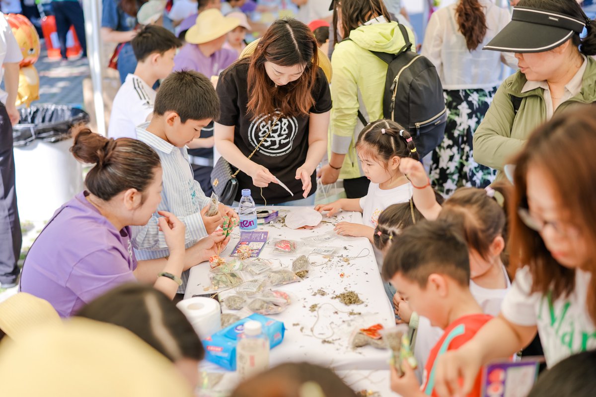 This Children's Day, SINOVAC hosted a joyful carnival with over 300 children and their families. 🎉 Kids shared wishes in vaccine vials, enjoyed craft activities, and celebrated happiness, health, and community. Together, we promote love and well-being.#ChildrensDay #Health