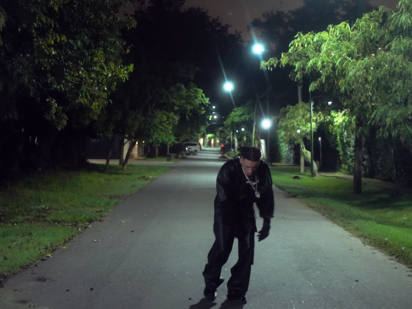 La fórmula perfecta para un temón siempre va a ser Khea sad con trenzas caminando de noche por la calle