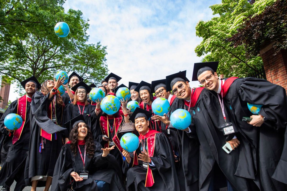 Kennedy_School's tweet photo. Say hello to the HKS Class of 2025 👋🥳 #HKSGrad #Harvard25 https://t.co/b69N2fMQg0