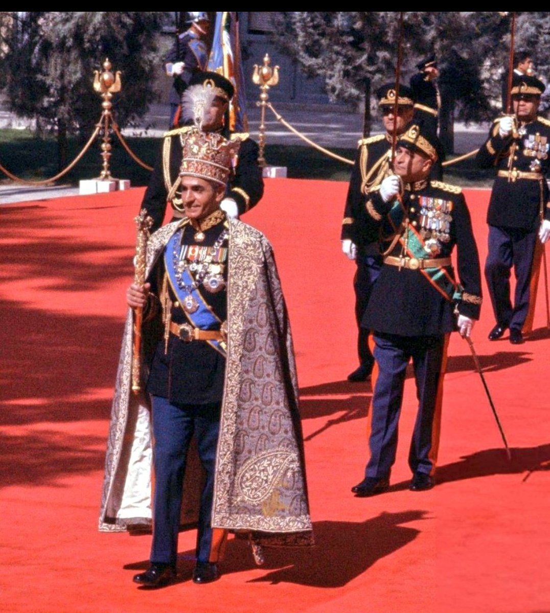 iranbanoo_'s tweet image. #شاهنشاه_آریامهر
قسم به این خاک که بعد از رفتن من، ایران روز خوش نخواهد دید.
محمد رضا شاه پهلوی💙👑💙