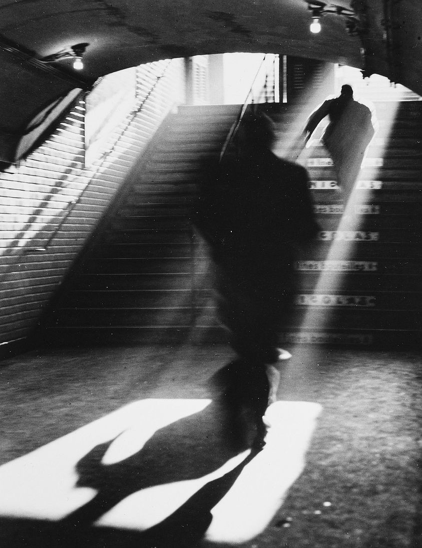Sabine Weiss, Sortie de metro, Paris, 1955