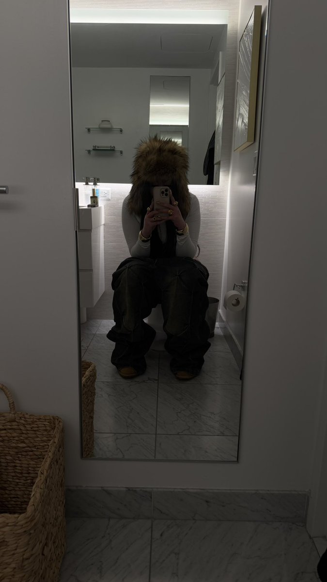 64kyos's tweet image. this the hardest toilet pic u ever seen