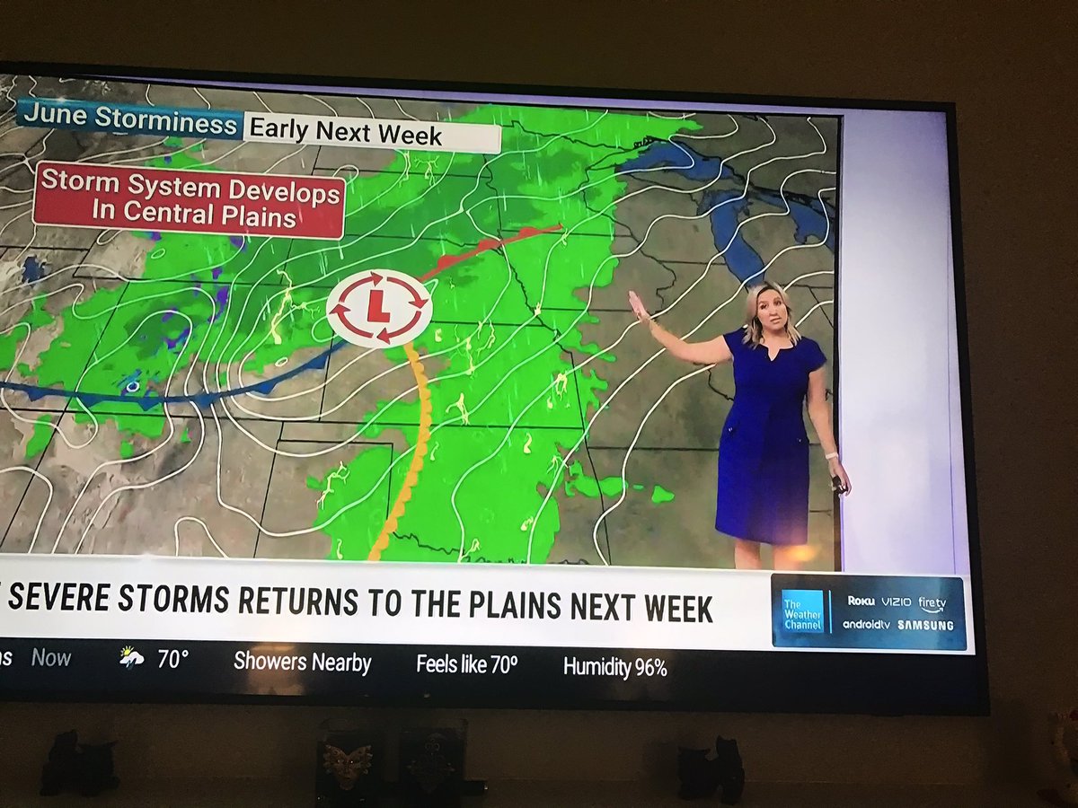 ZME_SeanMcCann's tweet photo. @weatherchannel   If a low pressure area airflow is counter-clockwise (in the northern hemisphere) - why are the graphics on your broadcast showing the exact opposite? https://t.co/lozOBfn5sn