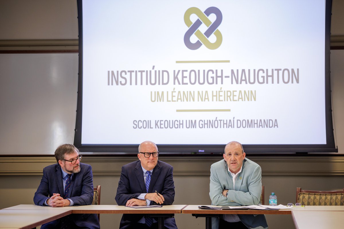An tOllamh Brian Ó Conchubhair ag oscail na Comhdhála- míle buíochas a Bhriain! Abhar machnaimh do chách!