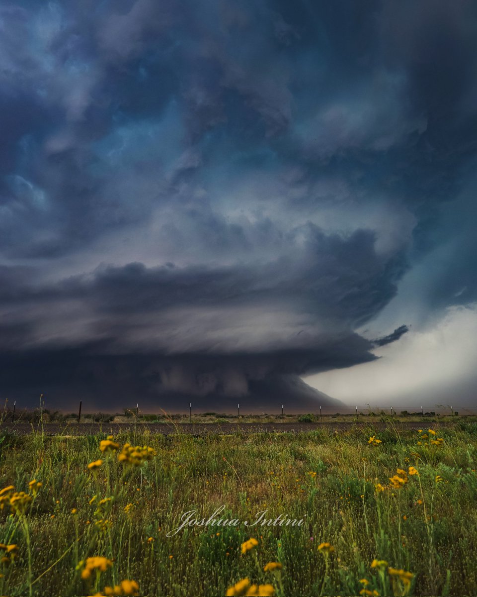 Quick edit from the HP supercell just NE of Brownfield, TX earlier today (5/29). Some of the best structure I've ever seen. #TXwx