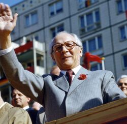 titomedinaneira's tweet photo. 1) Un día como hoy de 1994, en el #Chile🇨🇱 que tanto ayudó en su lucha contra el fascismo, falleció el compañero Erich Honecker, presidente de la República Democrática Alemana (#RDA🇩🇪⚒️) y líder del Partido Socialista Unificado de Alemania (#PSUA🟥). https://t.co/rvI8ssVJOA