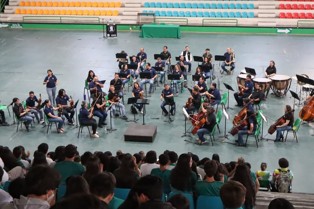 cultura_chihmx's tweet photo. Hoy, la Orquesta Filarmónica del Estado de Chihuahua @ofechoficial ofreció un concierto didáctico para las y los alumnos del Colegio de Bachilleres Chihuahua.

Interpretaron piezas icónicas de El Señor de los Anillos, Harry Potter y Piratas del Caribe, https://t.co/8oUXQ5hPtJ