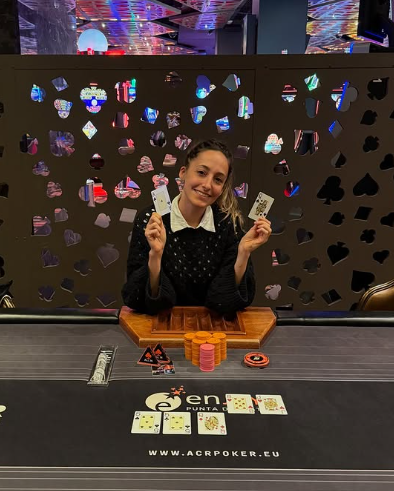 ¡Nuevo 🏆 para <a href="/pamelabalzano/">pamsi</a> 🇦🇷 en el <a href="/EnjoyPuntaPoker/">EnjoyPoker</a> 🇺🇾! 

Nuestra lectora ganó el torneo semanal de $330 y se llevó un premio de u$s 3K. Es su 5° trofeo en el Enjoy, donde ganó 4⃣ eventos Ladies. Con este 🏆 llegó a u$s 50K ganados en el circuito. 

¡Felicitaciones Pamsi! 👏