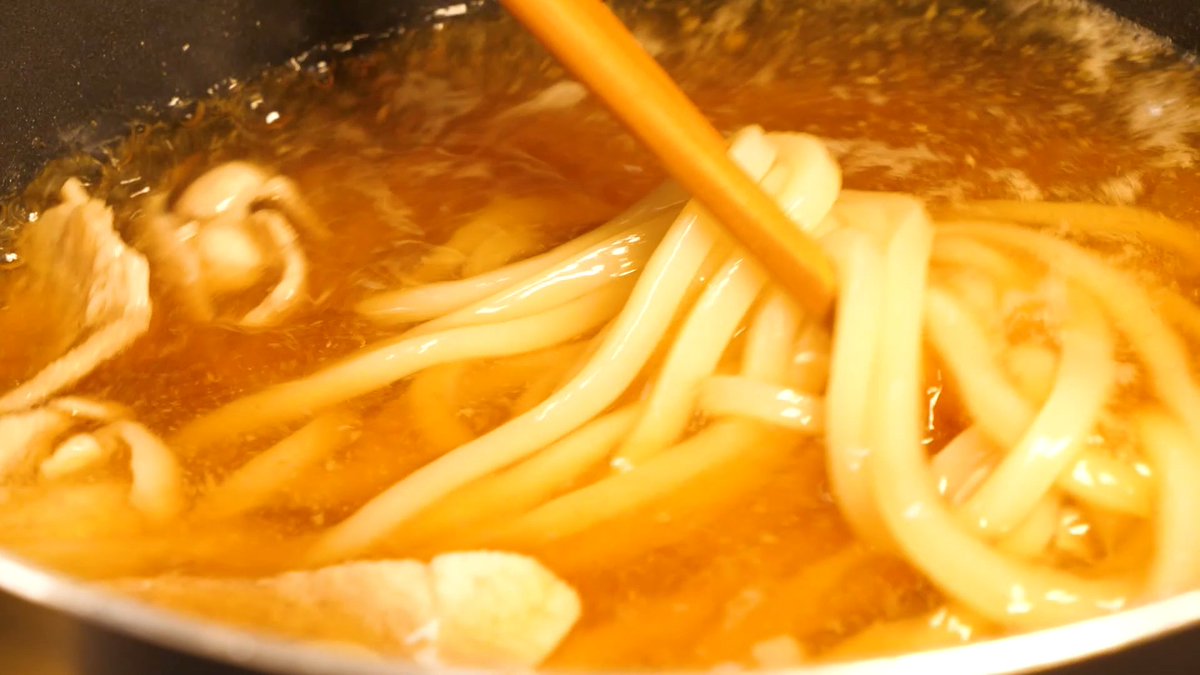 cheap_yummy's tweet photo. 温かいうどんだけは、絶対に旨いレシピ確保したいと思って作りました。

【世界一美味しい普通うどんの作り方】

水800ml、豚or鶏など家にあるお肉150g、ほんだし大さじ1、酒大さじ1、みりん大さじ1、醤油大さじ3、砂糖小さじ1入れて煮込む。うどんも煮込んで完成！

今日みたいな寒い日にはぜひ食べて欲しい逸品です。