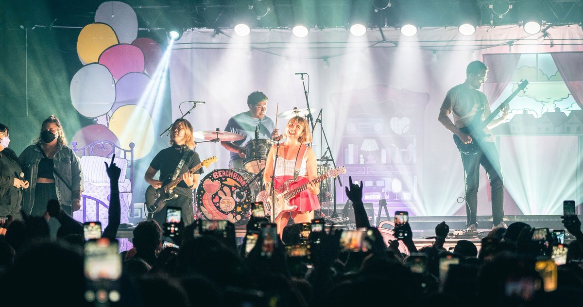 ✨️🩵💞 beach bunny sold out in sacramento!!! 💞🩵✨️

📸: <a href="/yost/">yost</a>.media