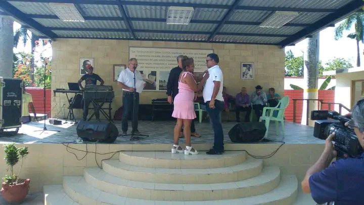 Homenaje a trabajadores destacados del emblemático sector 🇨🇺 en la fábrica El Lagito, en acto en #LaHabanaViveEnMí por el día del trabajador tabacalero, en tributo eterno a Lazaro Peña en el aniversario 114 de su natalicio #CtcLaHabana  #CubaVencerá #PorCubaJuntosCreamos