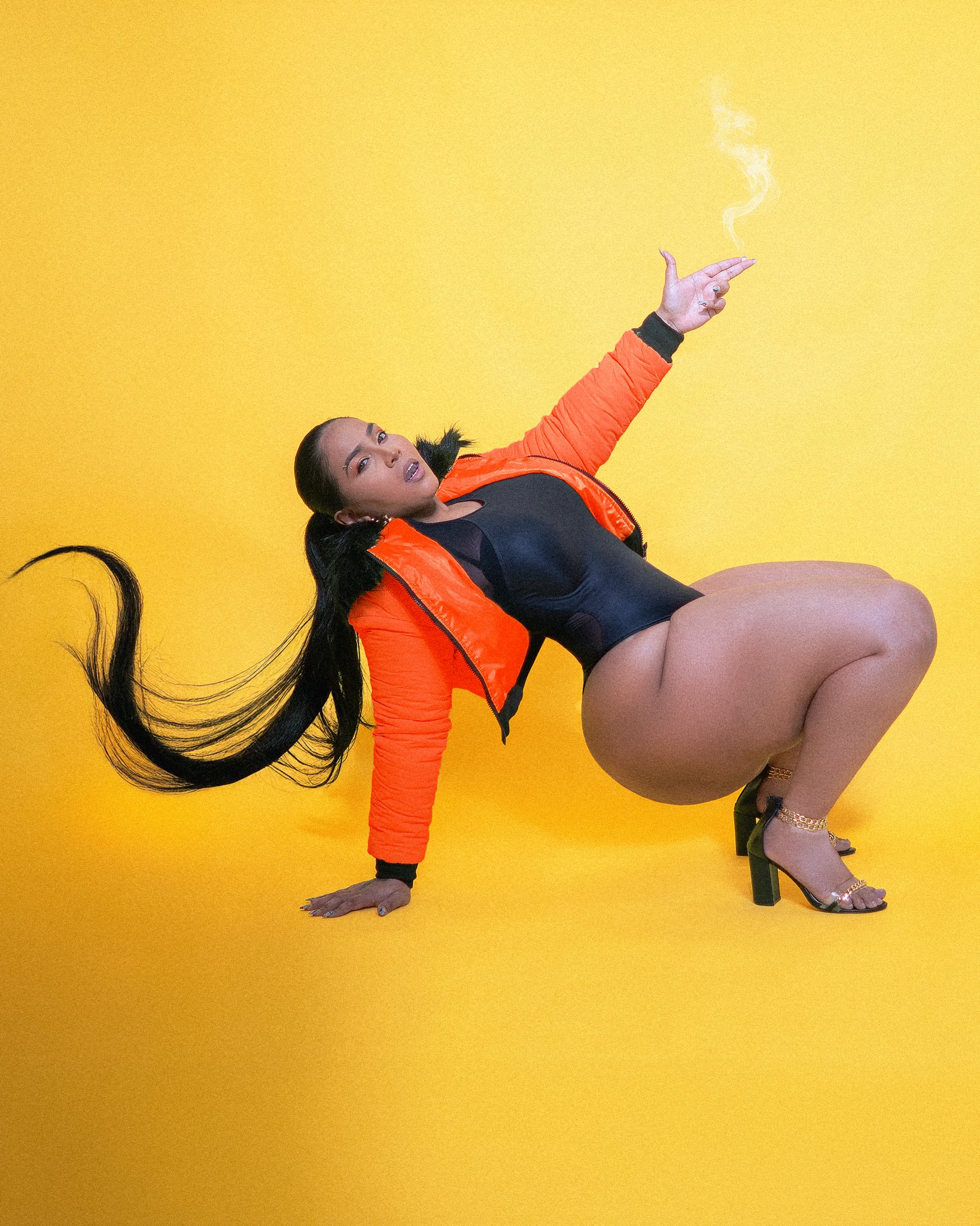 I’m a MF fire hazard 🔥⚠️ #SmokeShow 🚬 https://t.co/xHULwq6yXz https://t.co/KsQAmYxmAy