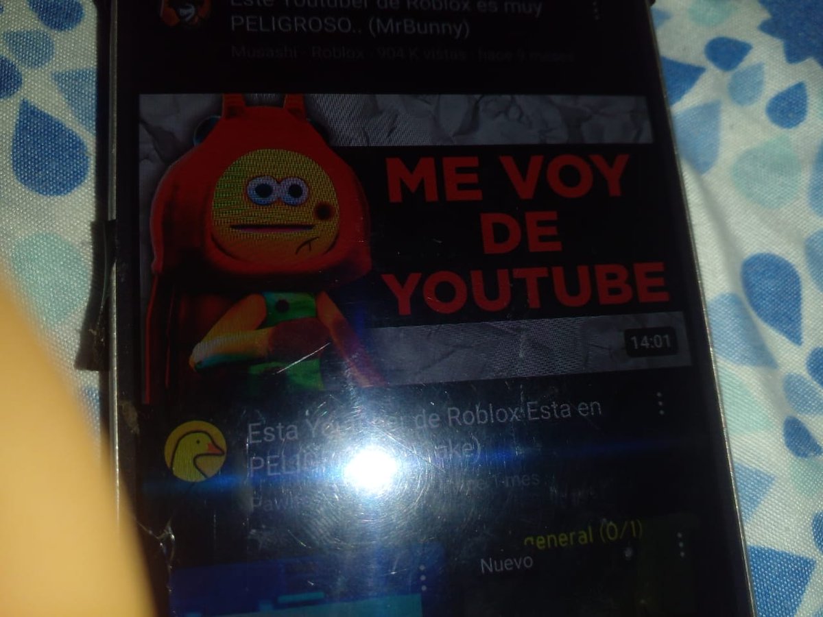e
Este video me hizo reflexionar sobre hasta qué punto hemos llegado para que una simple ley tumbe a mas de 1000 canales por ser "inapropiados" para niños aunque realmente no lo son como roxicake gamer sasagix chuy mine y así sigue la lista y solo por que juegan roblox 🤨