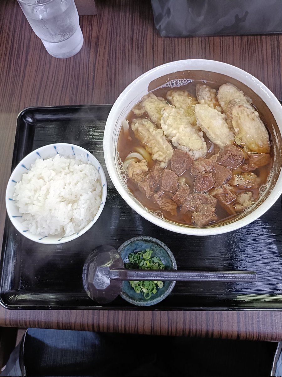com63059308's tweet photo. おはようございます✌仕事が雨天中止になったので朝うどんしちゃいました😁川口市【手打ち 肉うどん つーさん】肉ごぼう天うどん➕小ご飯1300円也。福岡うどんなのにしっかりコシがあって麺、出汁、具材の全てが💯
納得の1杯でした。
#手打ち肉うどんつーさん https://t.co/cuI65vcKHD