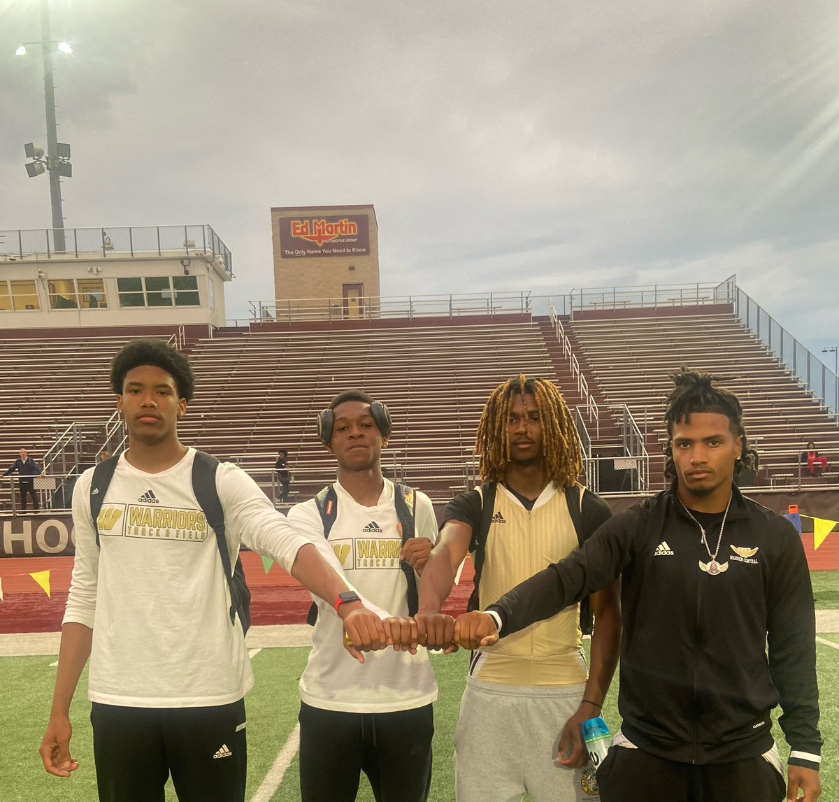 WCHS Athletic Dept (@warriornation_1) on Twitter photo Congrats to our Boys 4x100m Relay team consisting of Chazz Corley, Brayden Jake, Armonte Jackson and Brandyn Bobo as they placed 3rd in Regionals and advance on to State!!
<a href="/WCMediaKids/">Warren Central Media</a> <a href="/thelonggoldline/">Warren Central XC/TF</a> <a href="/msdwarren/">MSD of Warren Township</a> Congrats to our Boys 4x100m Relay team consisting of Chazz Corley, Brayden Jake, Armonte Jackson and Brandyn Bobo as they placed 3rd in Regionals and advance on to State!!
<a href="/WCMediaKids/">Warren Central Media</a> <a href="/thelonggoldline/">Warren Central XC/TF</a> <a href="/msdwarren/">MSD of Warren Township</a>