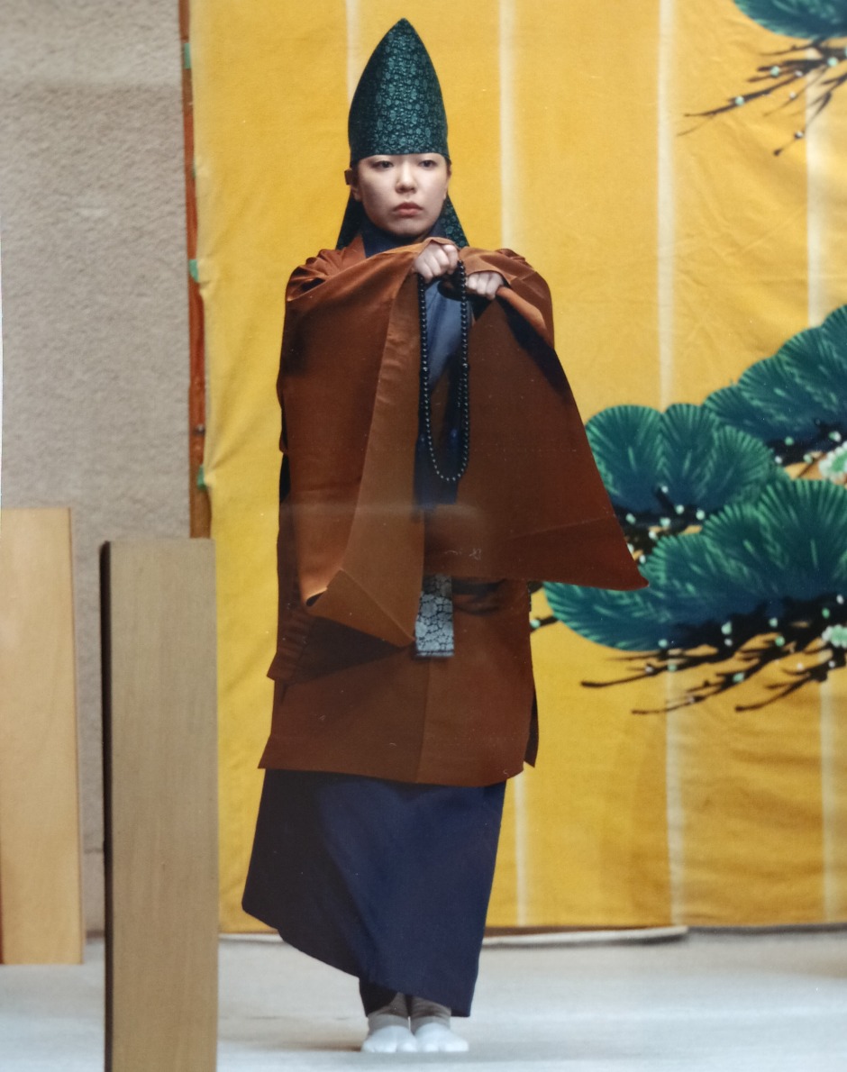 ┊✧✧✧新たな自分に出会える!?✧✧✧┊
日本で唯一、能のワキ方のお稽古ができるサークルです

🔗waseda.jp/inst/weekly/ne…

早稲田大学下懸宝生会 <a href="/WSimohou/">早稲田大学下掛宝生会</a>に所属する、櫻田さん(文4年)。
部屋全体がビリビリと震動するほどの謡に圧倒されて入会を決めたほど、力強く生き生きした謡が魅力だそう🤝