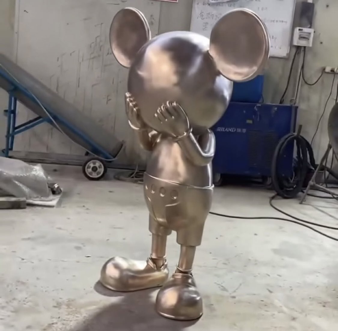 😢イジメられっ子達へ✉️

相手のことなんか
ダイソーの安物の
茶色い紙ヤスリや思っとき❗️

何回こすられても、
君はピカピカ✨になるだけや

でも相手は…
すぐボロボロやでェ🤣

だから、気にせんでもかまへん
むしろ笑顔🤗で
「ありがとう」言うてやりぃw
笑ったもん勝ちや🤭
dummy's
#anchorball