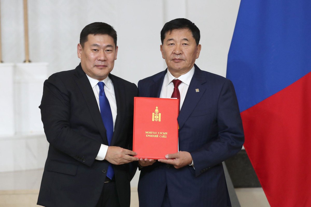 Сэтгүүлч Ш.Даваадорж: Л.Оюун-Эрдэнэ Б.Дэлгэрсайханг хоёр ч удаа сайд болгож, дээр нь 226 км төмөр замын концесс “бэлэглэн” хариуд нь 100 ш вагон (чингэлэг) үеэлийнхээ нэр дээр эзэмшин, цааш дамлан түрээсэлж, ард иргэд биднээ мөлжсөн шигээ сул ашиг хүртэж суудаг гэх юм. 1 ш вагон