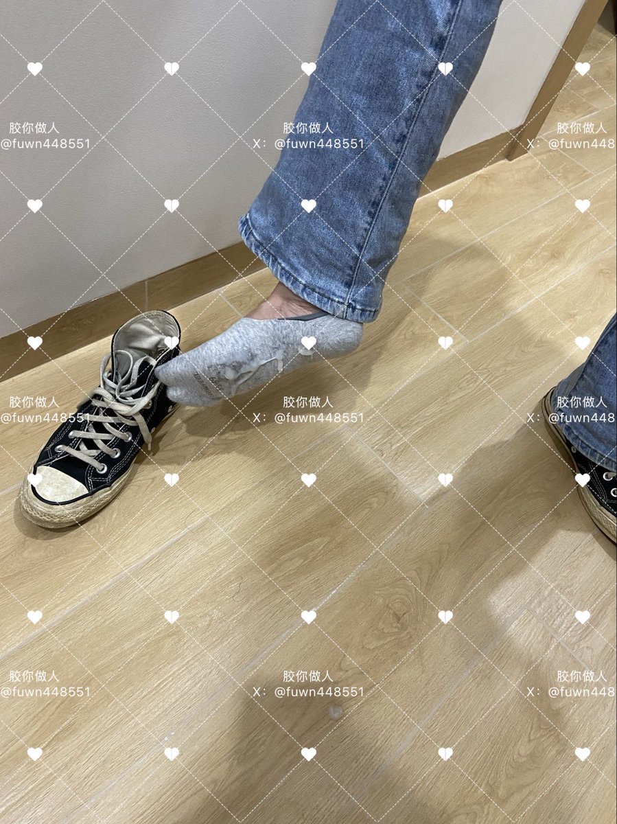 fuwn448551's tweet photo. 发个去年库存.匡威踩踏 船袜足交射脚上 带着精液一起穿进鞋里去上班 #匡威 #帆布鞋 #足交 #船袜 #射脚 #扫楼 #原味袜子 #跟扫 #运动鞋 #打胶保养 #打胶射鞋 https://t.co/LY3FlsQf69