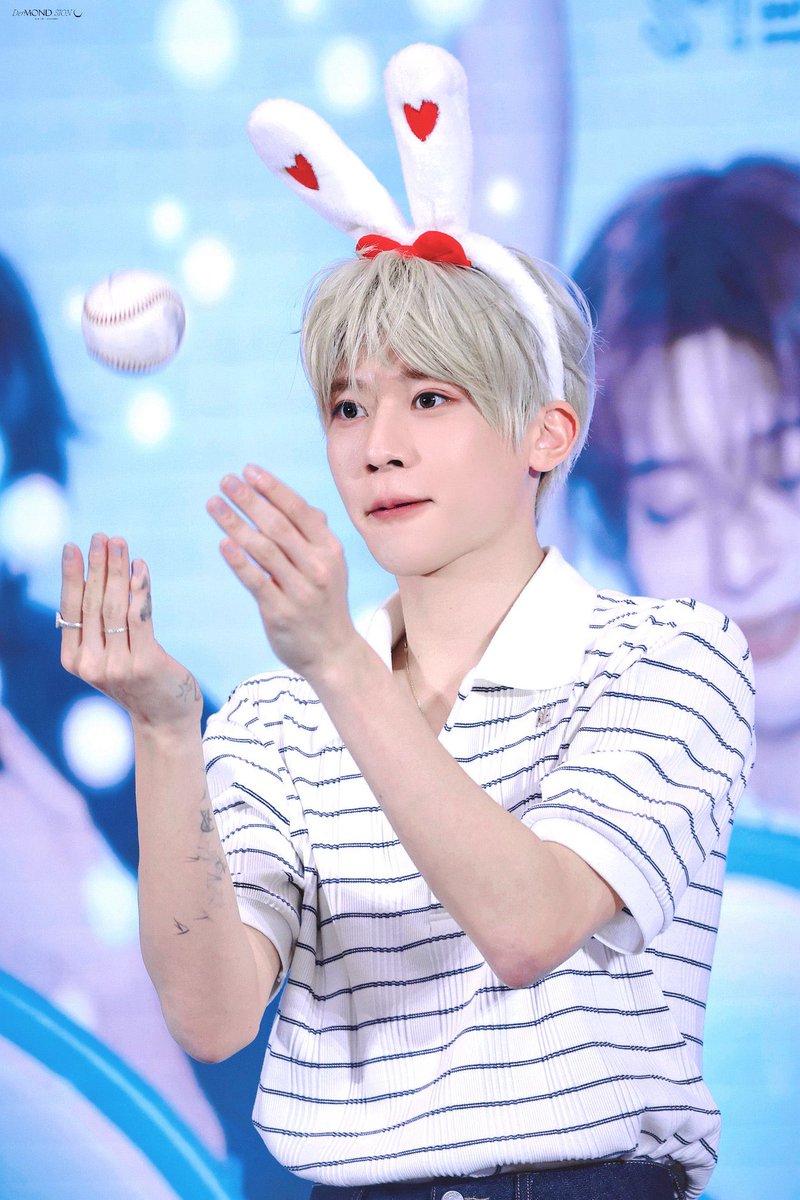 달 tweet media