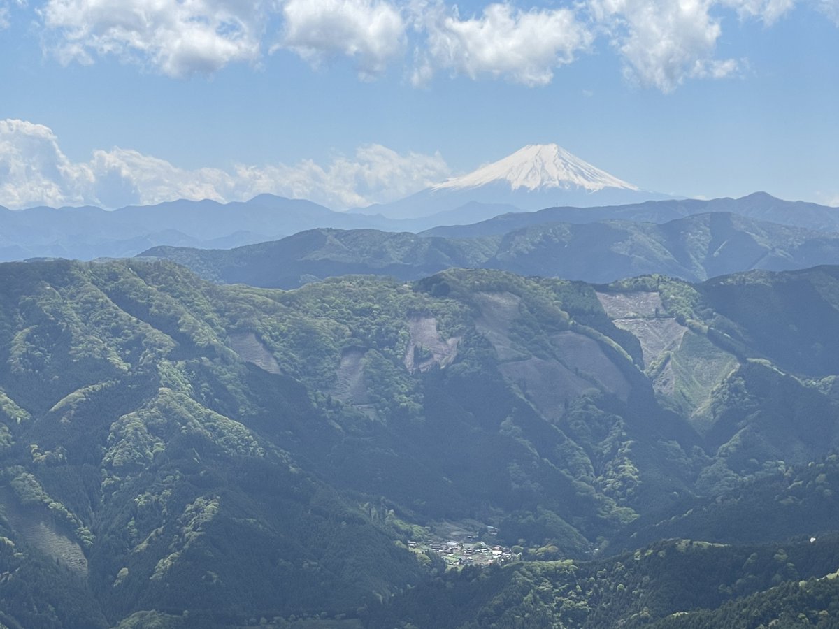 jtekt_ele's tweet photo. 東京の奥多摩は自然がいっぱい🌿✨
人気の高尾山以外にも魅力的な山がたくさんあります！奥多摩で唯一の200名山・大岳山（おおたけさん）に登ってきました⛰️ 遠くに富士山も望めて絶景でした🗻✨ ゴールデンウィークの思い出、ちょっと前のお話です😊
#登山部
#製造業 
#企業公式相互フォロー
#奥多摩
#大岳山
#富士山