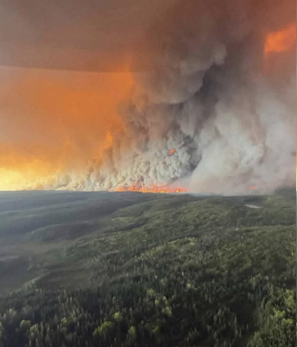 MadelnCanada's tweet photo. Manitoba has issued a state of emergency due to wildfires, prompting the evacuation of approximately 17,000 residents, the largest in recent history. Stay safe 🙏💔 https://t.co/RUVx8K4Xwo