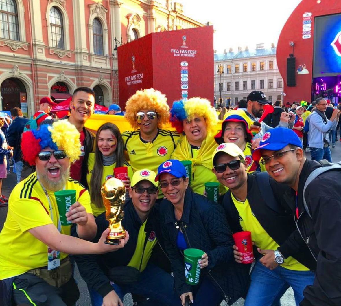 Joselberrocall2's tweet photo. Miren la joyita que quieren colocar como presidente de Urrá. El corrupto Juan de Jesús Acevedo lleva más de 20 años robándose la compañía . Aquí lo vemos en viajes por todo el mundo con el dinero de Urrá. ¿Será que este delincuente pretende seguir robándose la compañía? Sr. Presidente @petrogustavo, ¿va a permitir que esta rata siga robando?
@SenorCaicedo @ExiliadaP @FernandoHinca01