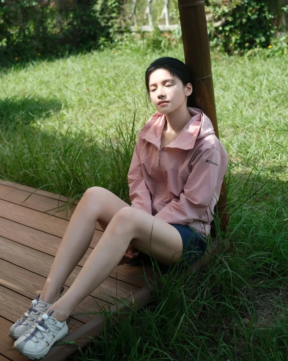 张婧仪的屁股好紧，我不敢想象当我插进她的屁眼里，她会盯着我说停，疼，我再插，我想听她哭……
当她累了，她就等着精液飞溅