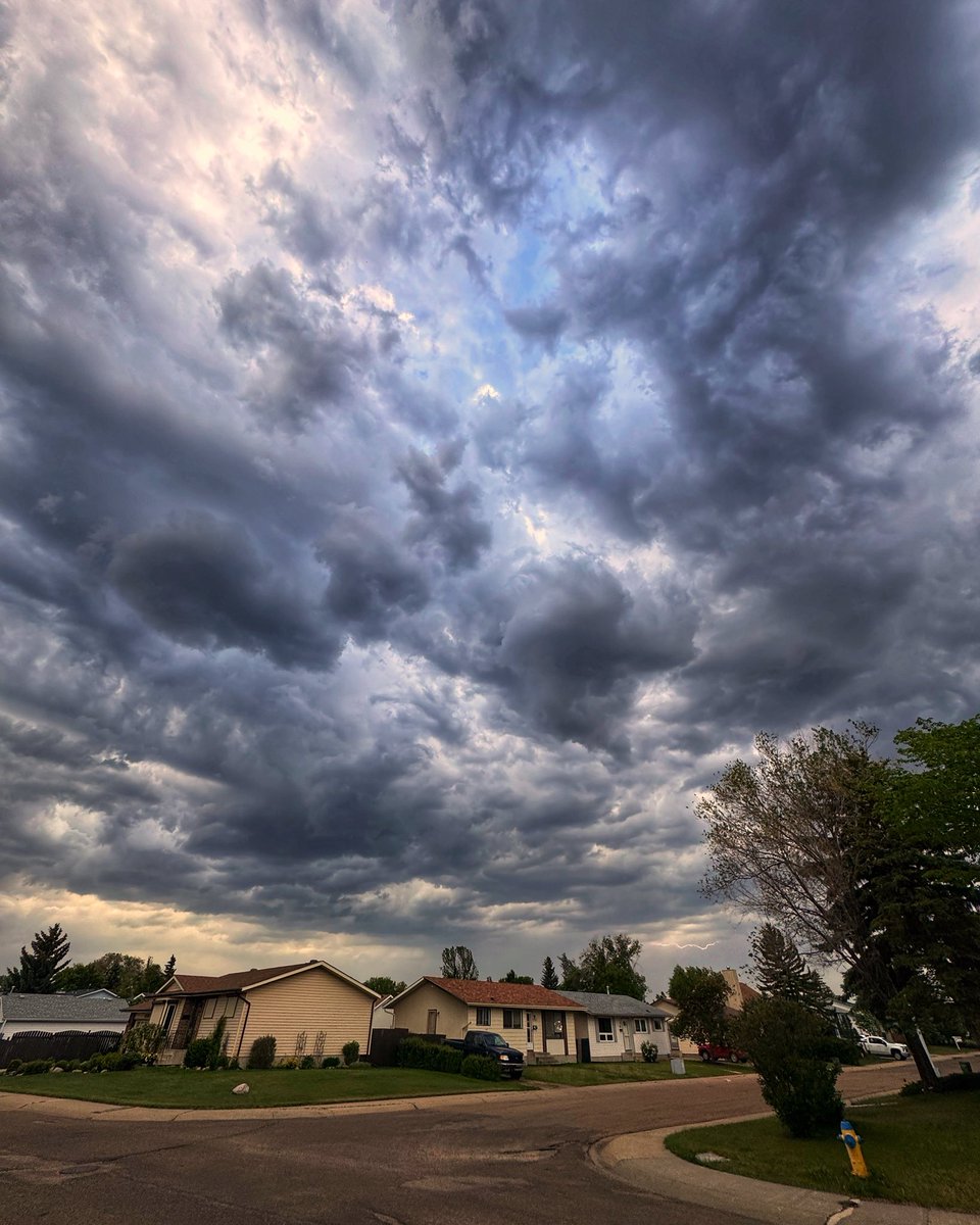 Some weather we’re having…

#yeg #edmonton #storm #clouds #sky #weather #yegwx
