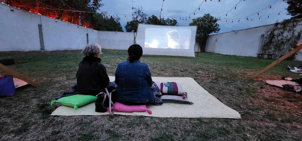 CIEUATx's tweet photo. 🎬 Noche de cine 🎦

🎥 El pasado 24 de mayo, disfrutamos al aire libre de la película:

🍿 Los hijos de la calle

👥 Los comentarios y análisis estuvieron a cargo de Sandra Lizeth Vázquez Vega (@Sandve3) y Eduardo Rosales Flores https://t.co/lNHJSdXMnM