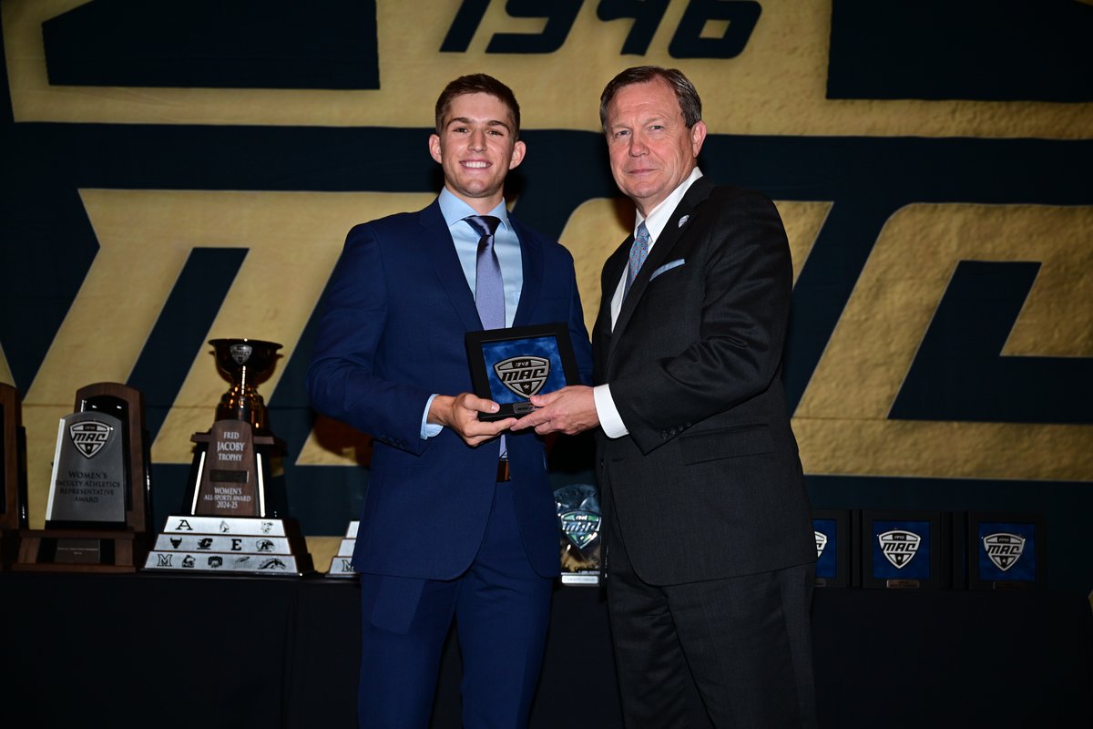 Dr. Jon Steinbrecher presents <a href="/BGSUMGolf/">BGSU Men's Golf</a>'s Darin Hudak with his Medal of Honor award at tonight's 2025 MAC Honors Dinner! Our women's Medal of Honor recipient, Amy Velasco, was unable to attend the event.