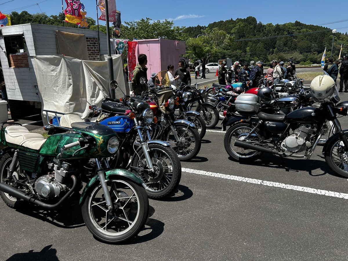 MIFFEE7's tweet photo. 載せ忘れ！
今年も昭和バイク展に行ってきました😊
私の1番好きな集まり💞
ただ今年は残念なことに空ぶかし組みがいたので受付の人が怒ってた🏍️🌬️
この集まりがなくならないことを願う🥹 https://t.co/JaeuAv9t8J