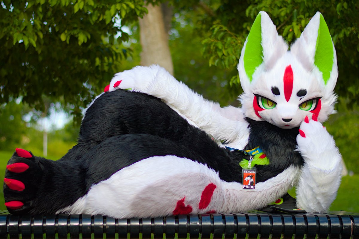慵懒地享受夏日绿荫🌿

📸: <a href="/kaldosthesergal/">Kal’Dos the Nuclear Engineering Student</a> 
#FursuitFriday