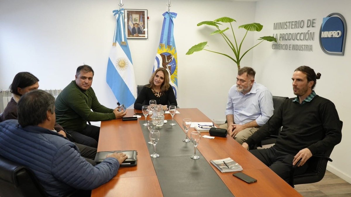 📌 MESAS ESTRATÉGICAS PARA LA REVITALIZACIÓN DE LOS PUERTOS DE SANTA CRUZ  

🔗facebook.com/share/p/1AknTK…

#SantaCruz #Puertos #MinPro