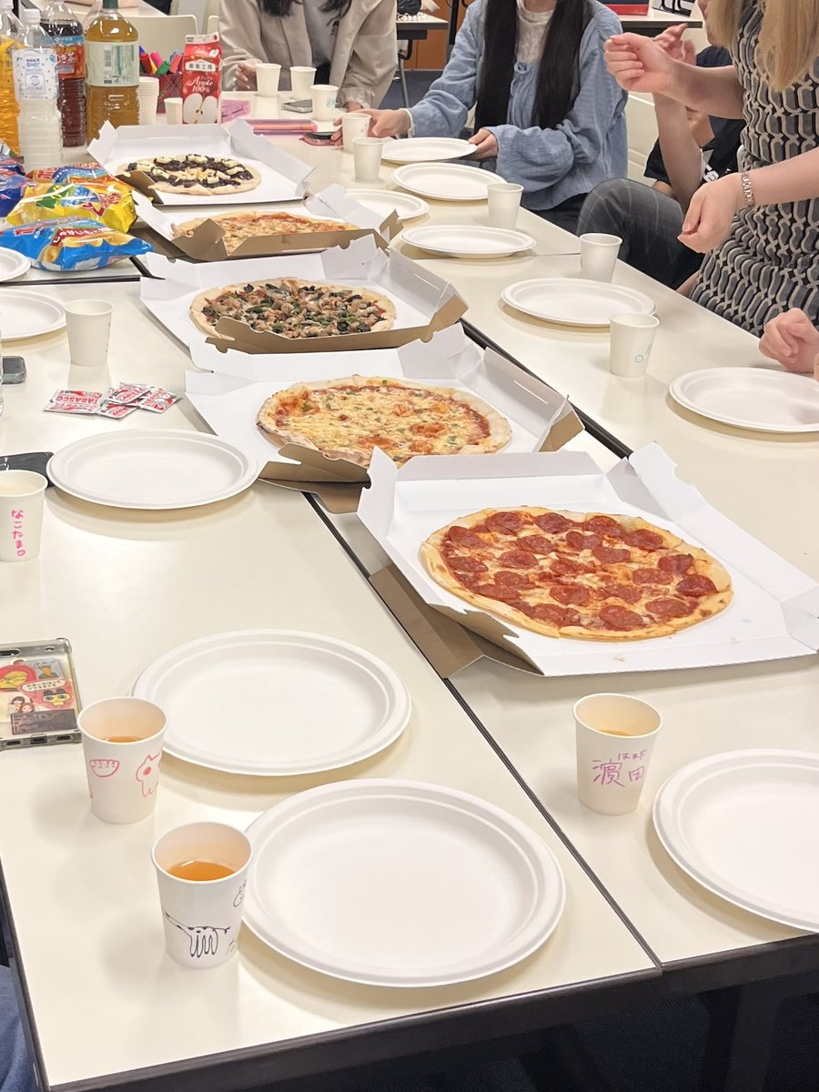 kasei_GD's tweet photo. 新歓パーティーを開催しました🍕

先日、部員限定で新歓パーティー兼ミーティングを開催しました🍕

今年度は大幅に部員が増え、とても賑やかでした🥳

次の行事は前期展示です！
新入生の作品が楽しみです❣️ https://t.co/8xHoRoYIZb